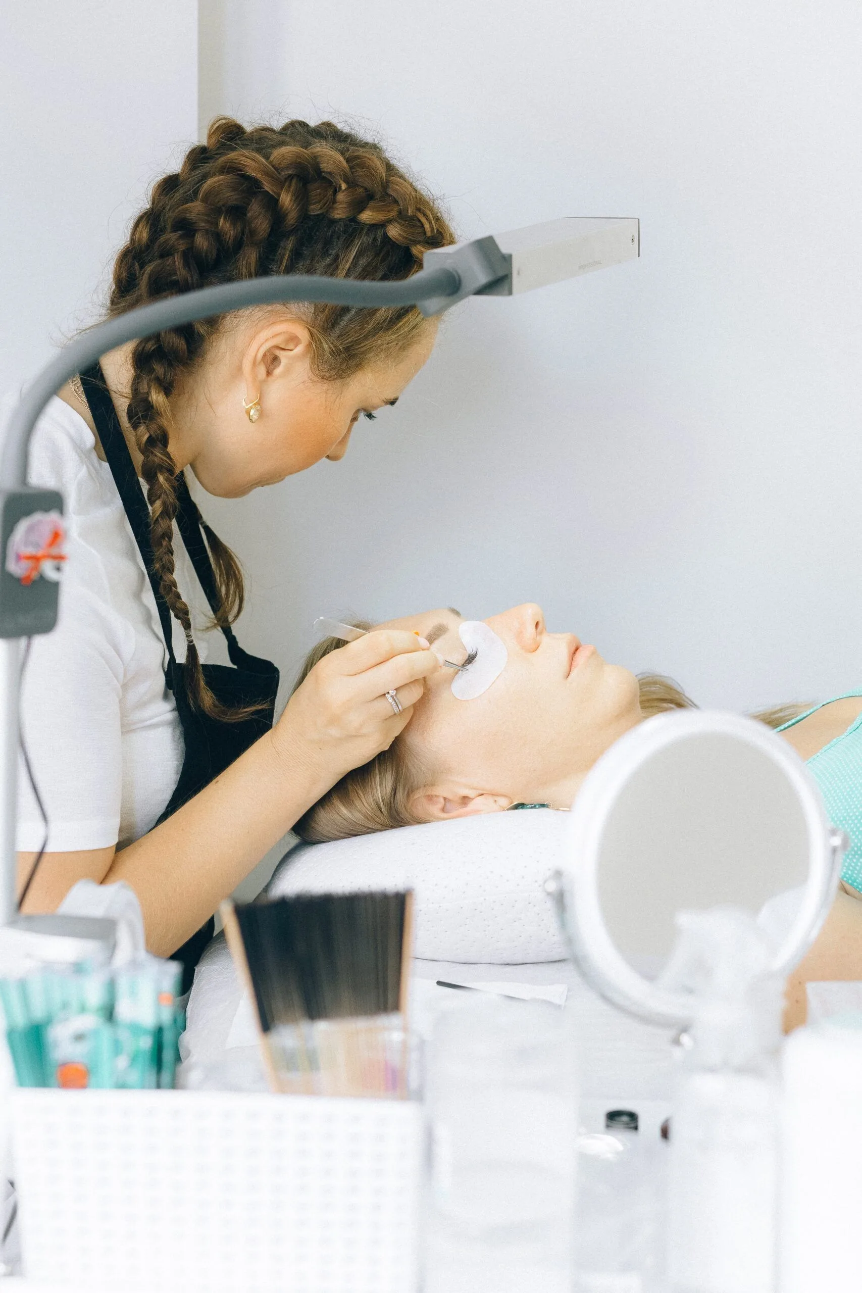 Lash technician applying extensions